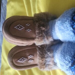 A33 B'ful Canadian Manitobah Mukluks beaded Moccasins fur edged Tipi suede
